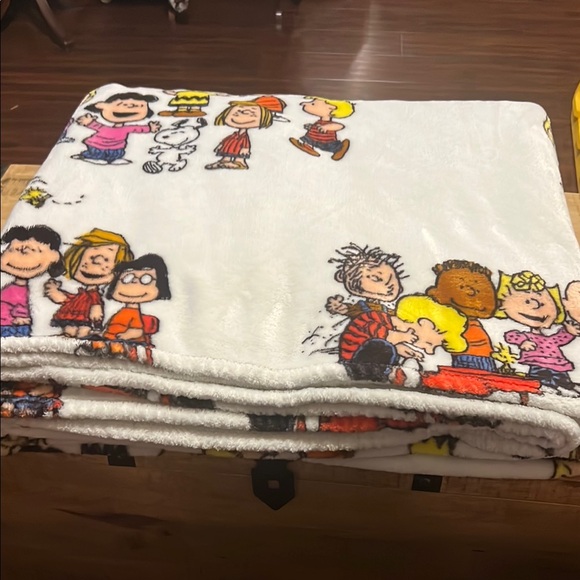 Peanuts White Blanket with Colorful Characters - Picture 3 of 3